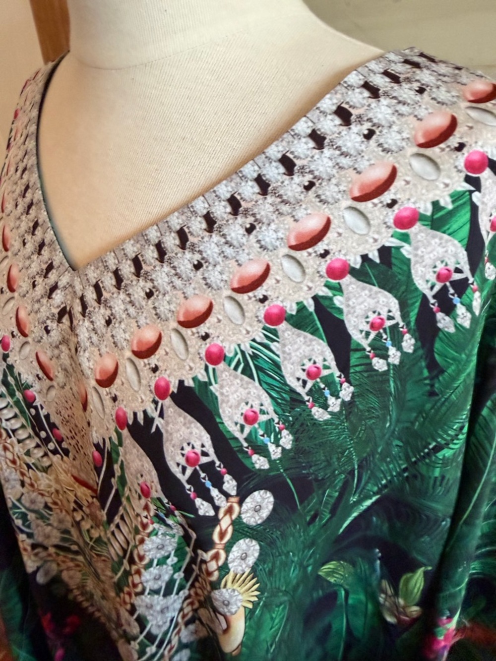 Beautiful Women’s Green Tropical Print V‑Neck Tunic - Picture 4 of 7